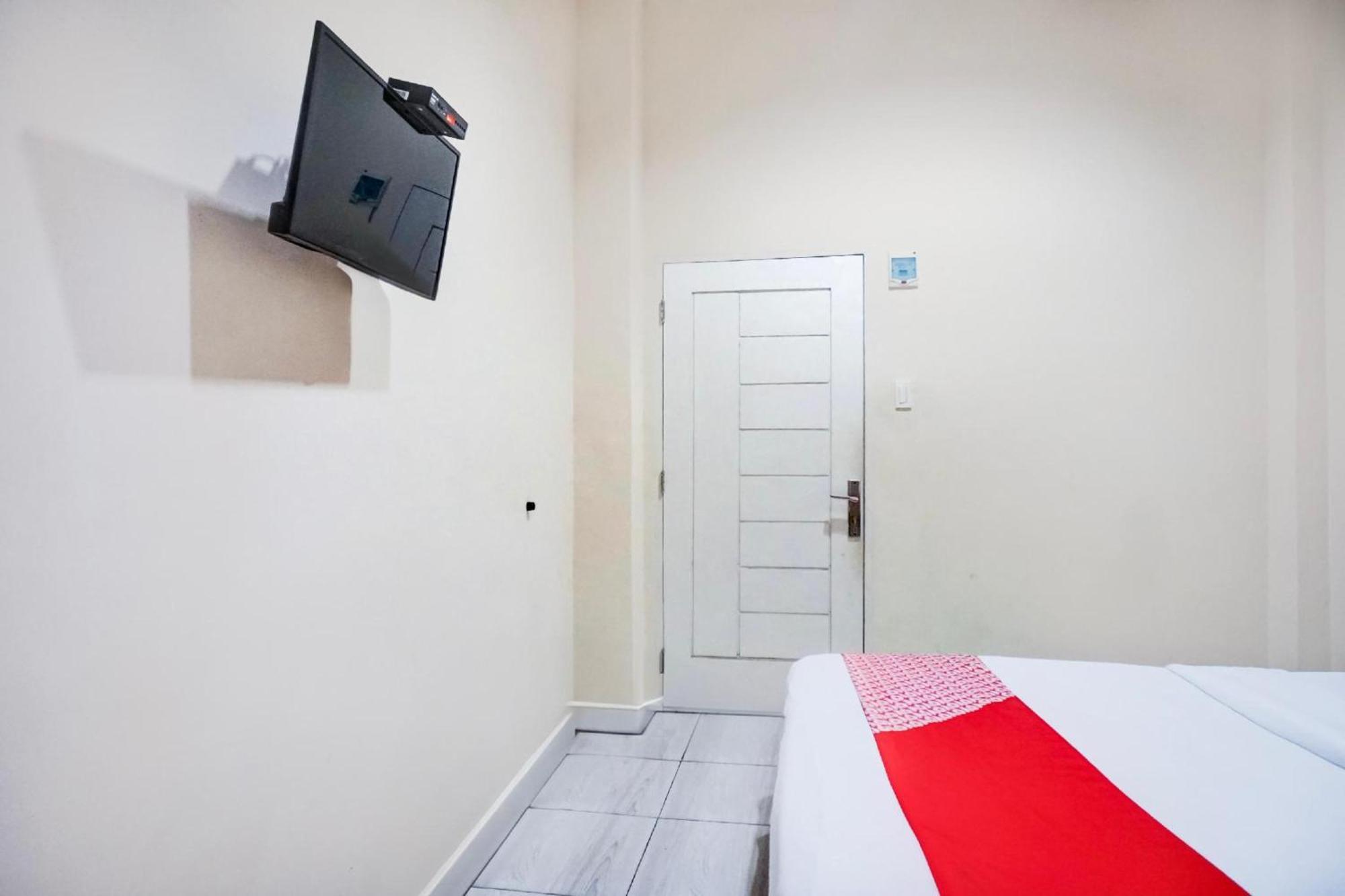 RedDoorz near Grand Palladium Medan Exterior foto