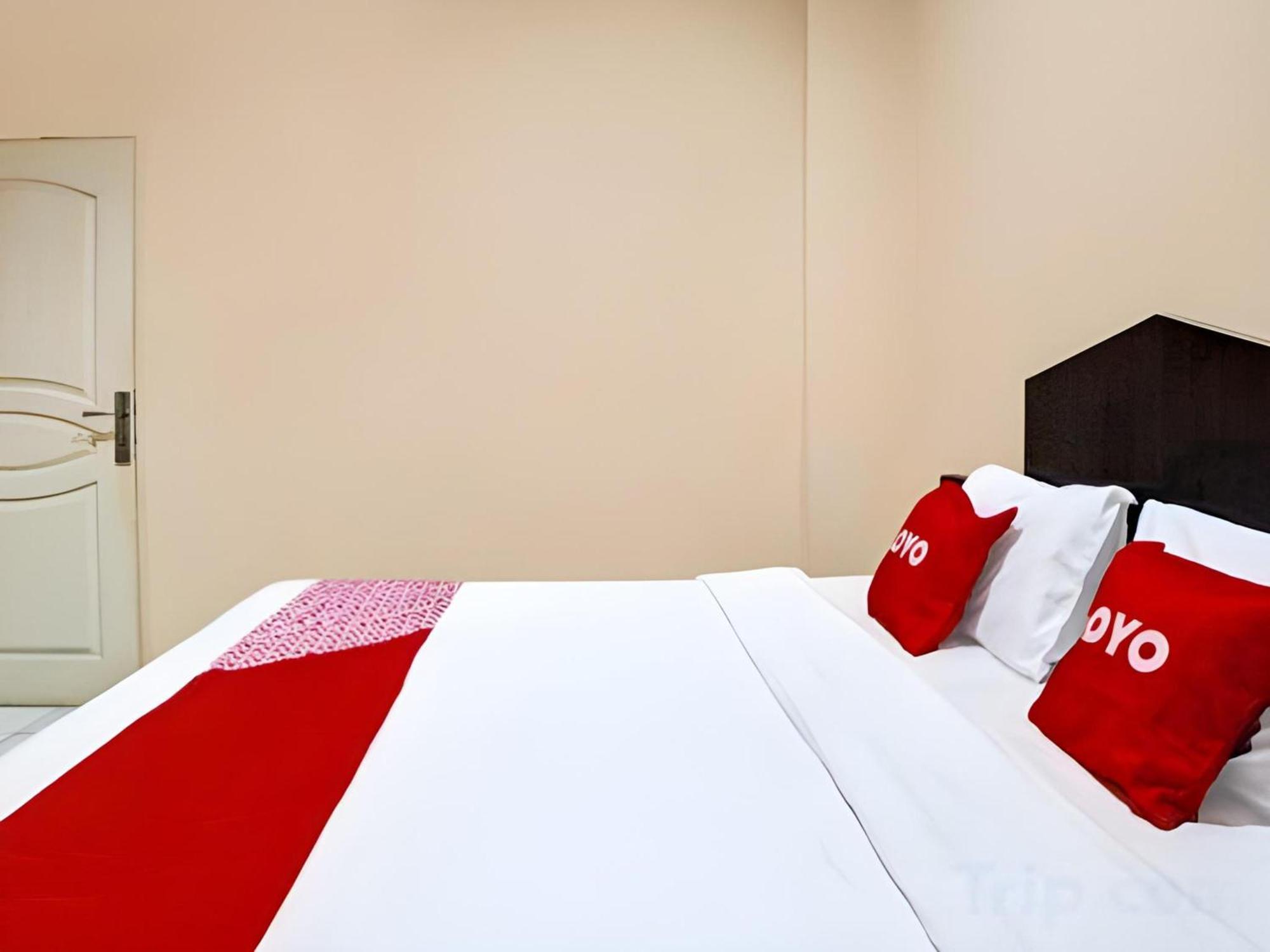 RedDoorz near Grand Palladium Medan Exterior foto
