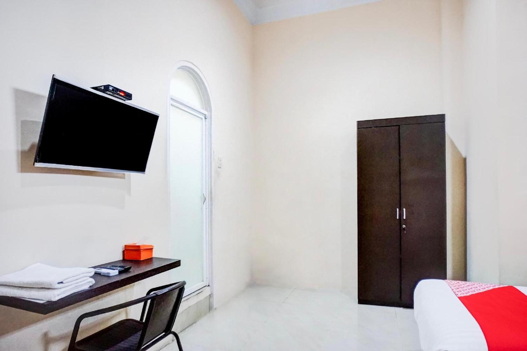 RedDoorz near Grand Palladium Medan Exterior foto