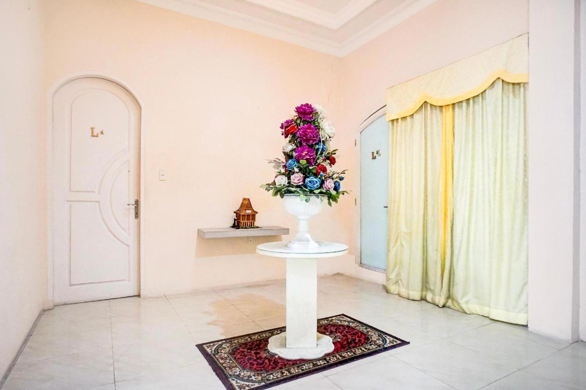 RedDoorz near Grand Palladium Medan Exterior foto